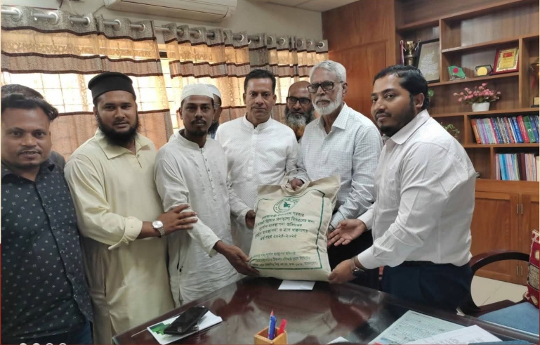 পুড়ে যাওয়া ঘরে এমপি মাজহারুলের সহায়তা